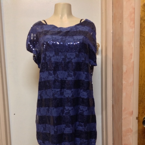 Stunning Midnight Blue Sequin & Lace Tunic Vertigo - Picture 2 of 4
